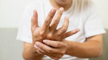 Identifican una molécula que podría mejorar terapia contra Parkinson