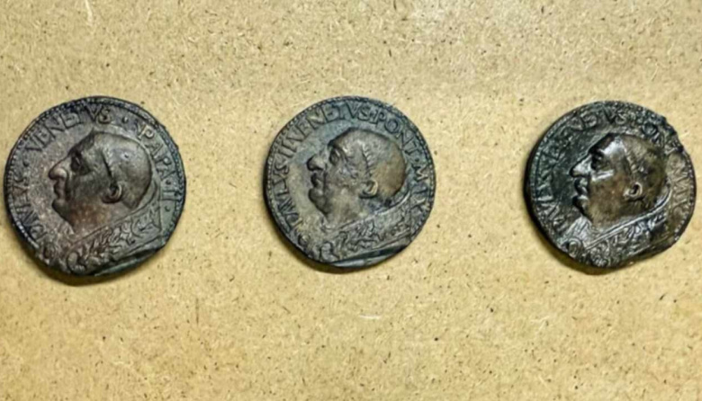 Hallaron tres medallas de bronce del siglo XV en las obras del subte de Roma