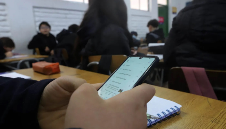 Una nueva provincia restringió el uso del celular en las escuelas