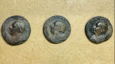 Hallaron tres medallas de bronce del siglo XV en las obras del subte de Roma