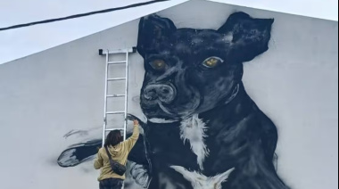 Estudiantes le hicieron un mural a Carbón, el perro que cuida y acompaña a toda una escuela
