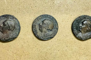 Hallaron tres medallas de bronce del siglo XV en las obras del subte de Roma