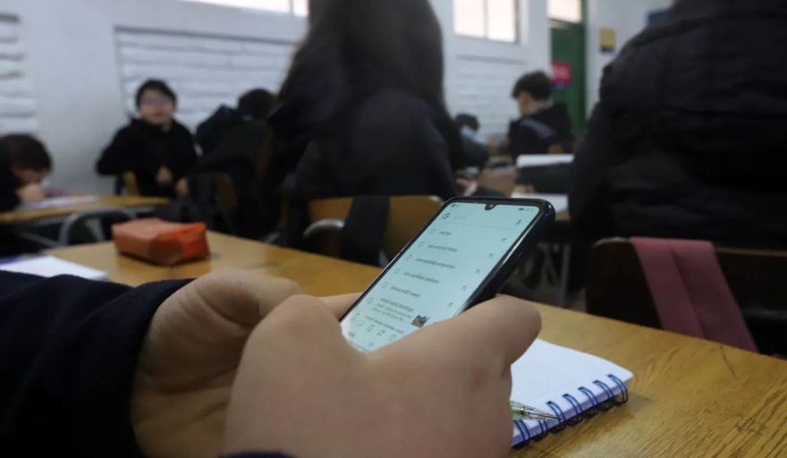 Una nueva provincia restringió el uso del celular en las escuelas